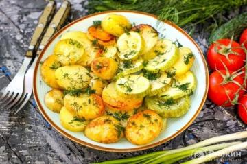 Kartoffeln mit Zucchini im Ofen
