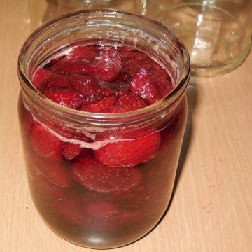 Erdbeermarmelade, die den Geschmack und die Farbe der frischen Erdbeeren bewahrt. Mein kulinarischer Trick